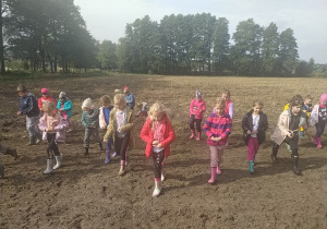 Dzieci zasiewają pole.